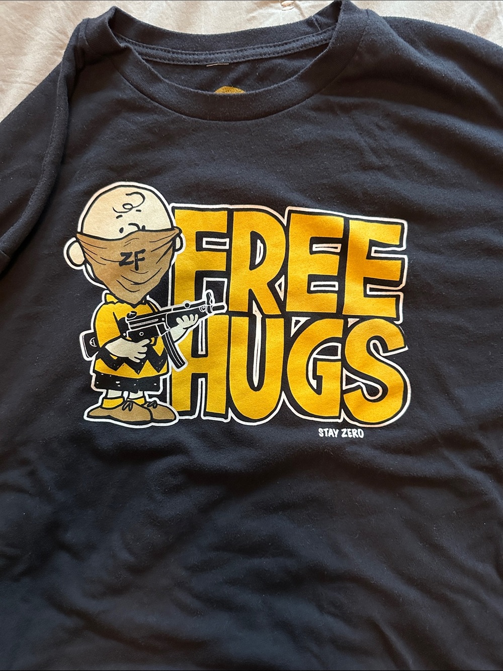 "Free Hugs" Black & Yellow Graphic Tee size XL